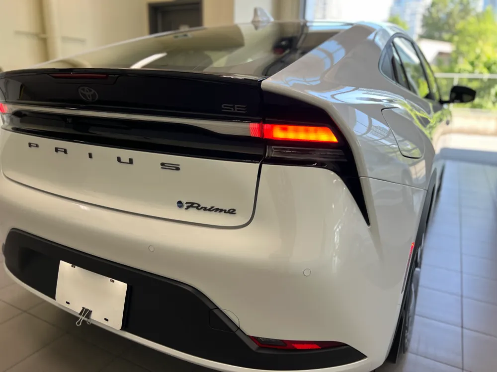 2023 toyota prius prime se white 7